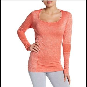 Breakthrough seamless top